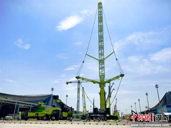全球最大噸位全地面起重機集中交付 刷新世界紀錄