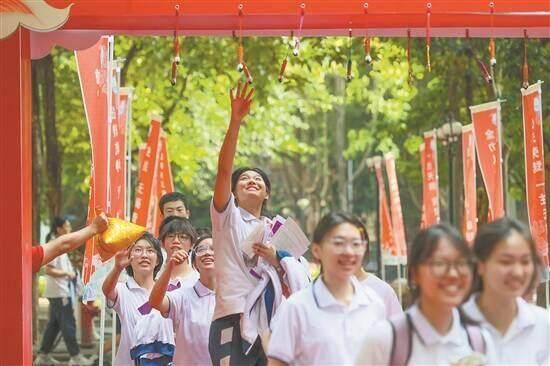 2025新增本科专业怎么选 新时代拥抱AI