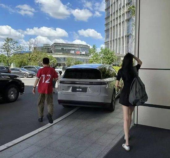 理想汽車?yán)钕霂拮蝇F(xiàn)身常州 罕見公開露面引發(fā)熱議