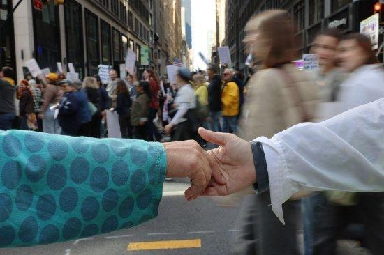 预计全美三百万人参与反对特朗普的示威 “不要国王”抗议再起