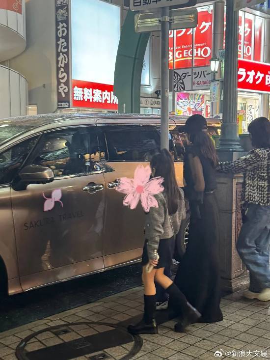 日本偶遇章子怡带孩子 或为看演唱会