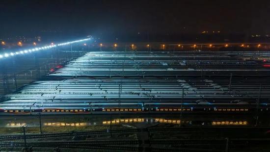 震撼集结！“陆地航母”新年启程 驰骋未来续写华章