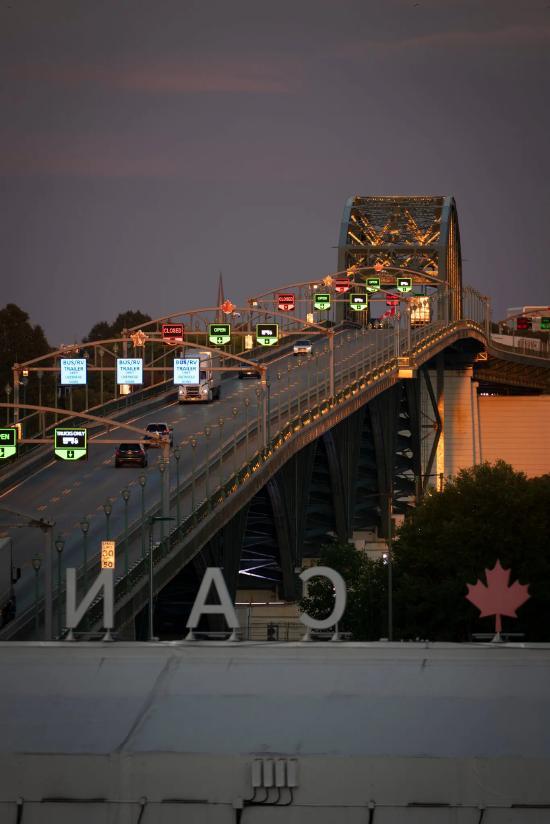 加总理讲话暗批美国 全场起立鼓掌 中等国策略转变