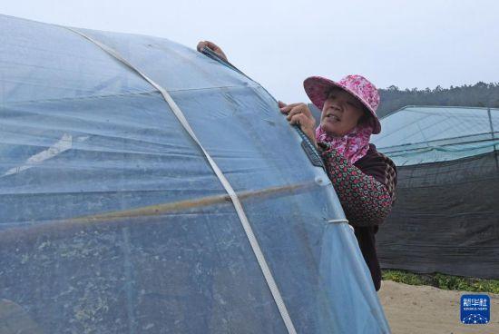 各地持续抗冰雪 保供保暖进行中