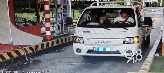 收费站提醒让货车通行费全免 温情服务暖人心