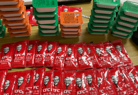 肯德基多要酱收费 全球消费者不满