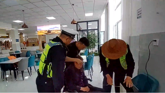 老人突发高反脑梗 交警紧急救援