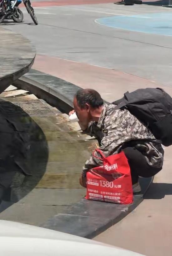 男人见大叔喝喷泉水后递上饮用水