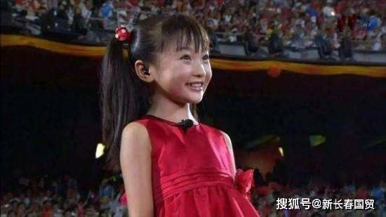 还记得奥运童星林妙可吗？首次回应假唱事件，如今她24岁长这样