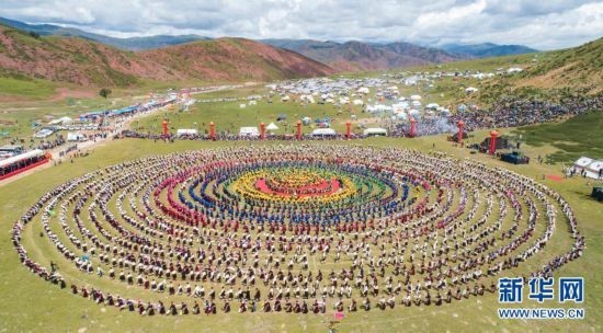 欢乐！近10万文艺大军活跃在西藏各地