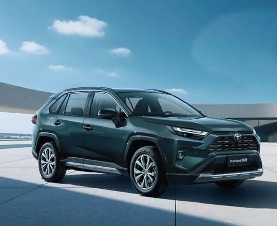 13万买RAV4荣放够用吗？混动省油逆天，四驱雪地稳如牛