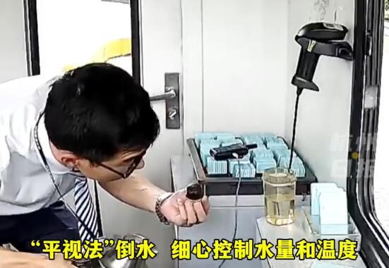 女司機(jī)要水泡奶男收費(fèi)員秒懂