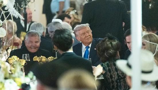 美国政府停摆下的“两重天” 朱门酒肉臭，路有冻死骨