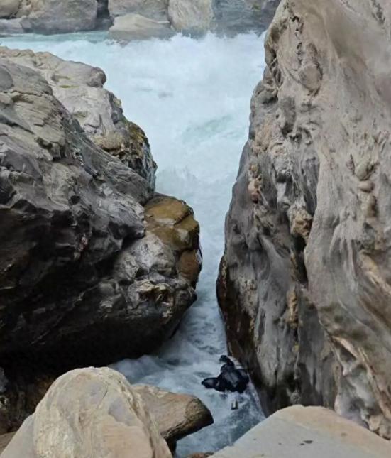 虎跳峡落水男子被卡 有人提供打捞方案