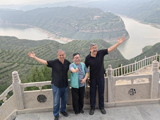 “走遍中国”:黄河湾畔寻真意,写生正得天地心