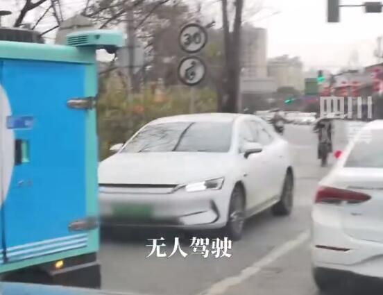 無人車逆行致堵車 司機看熱鬧被插隊