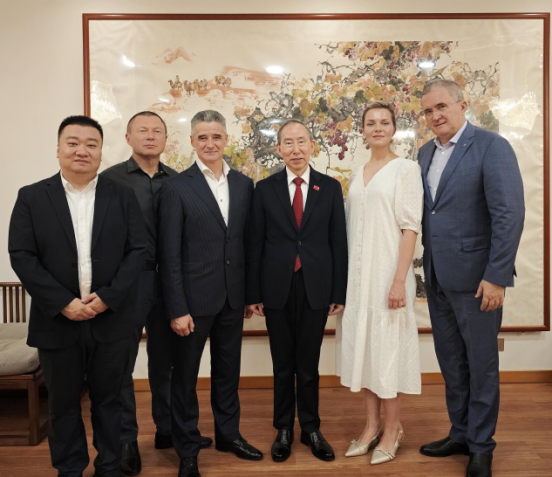 龙宇翔与俄罗斯亚历山大红旗歌舞团团长、艺术总监根纳季·萨切纽克亲切会见