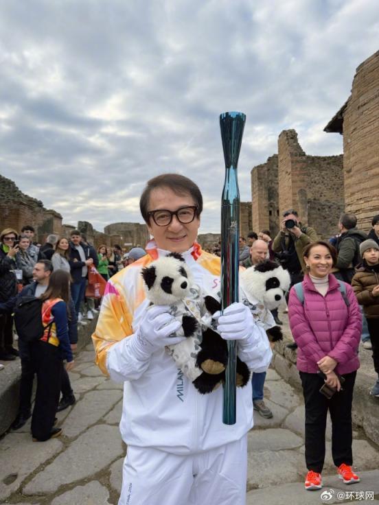 成龙传递米兰冬奥会火炬