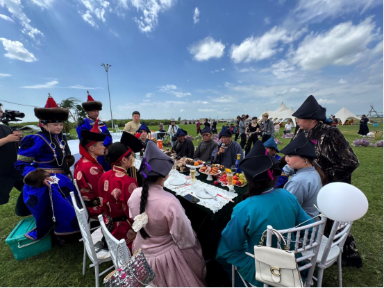 走遍中国:写生团邂逅布里亚特草原婚礼