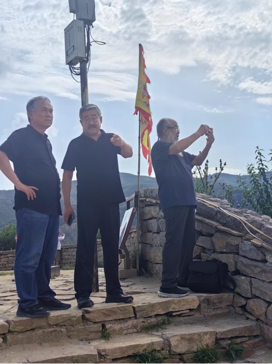 “走遍中国”:黄河湾畔寻真意,写生正得天地心