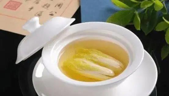 国宴白菜看似简单老外惊呆，九小时熬汤全靠手艺，值不值？