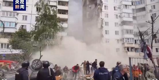 俄遭袭居民楼二次坍塌 数名救援人员被埋 搜救行动紧急展开