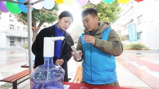 國(guó)內(nèi)首款直飲水站落戶武漢 居民體驗(yàn)贊不絕口