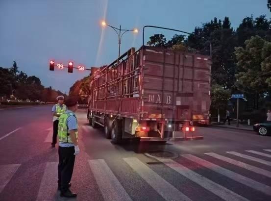 成都深夜查獲15輛超限車 嚴(yán)打“百噸王”