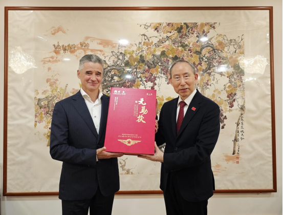 龙宇翔与俄罗斯亚历山大红旗歌舞团团长、艺术总监根纳季·萨切纽克亲切会见