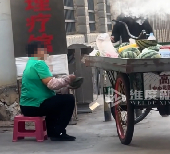 市监局复兴摊贩往西瓜上抹透明液体