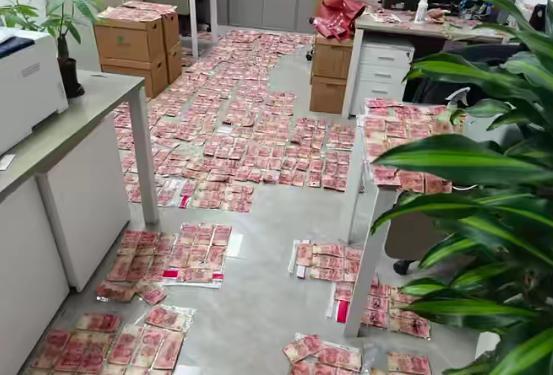10万现金被日晒雨淋粘连兑换8.2万
