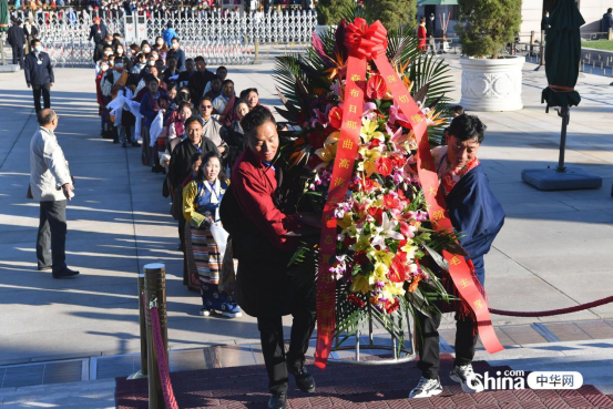 西藏基层干部赴京学习班第二期学员观看升旗仪式并参观毛主席纪念堂