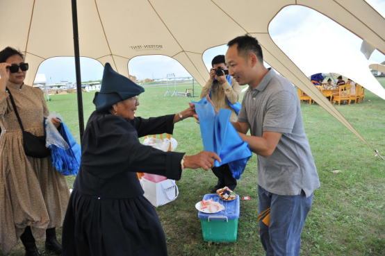 走遍中国:写生团邂逅布里亚特草原婚礼