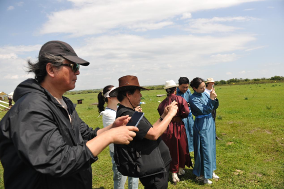走遍中国:写生团邂逅布里亚特草原婚礼