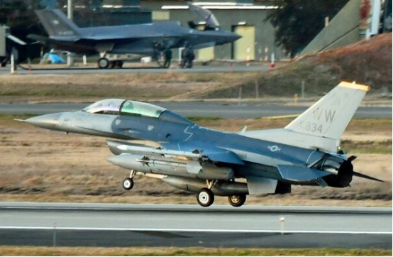 驻日美军F-16傲慢复飞，防相岸信夫称“极为遗憾”