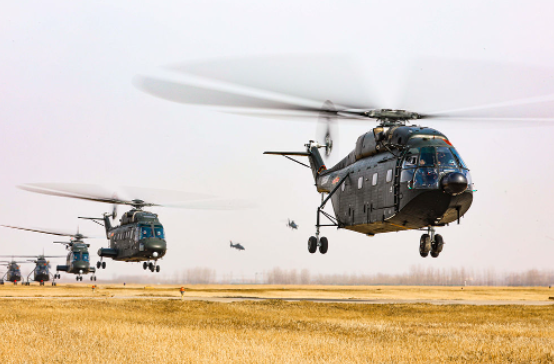 北部战区陆军第80集团军某陆航旅攻击直升机与运输直升机组成大机群编队进行跨昼夜飞行训练（2月11日摄）。新华社发（刘雨辰 摄）