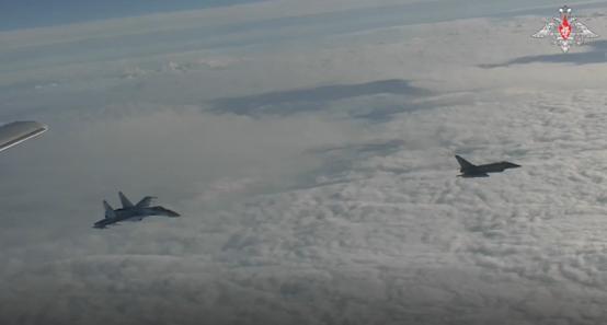 俄国防部公布视频:俄军图-22M3轰炸机在波罗的海中立水域上空执行例行飞行任务