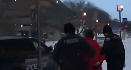 在对美国政府说出这句话后,22岁的她被警察抓走了……