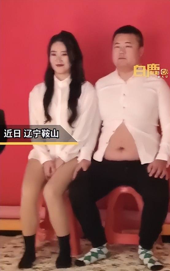 男子穿“露脐衫”拍结婚证登记照，女方全程憋笑：他的肚子太大，扣子扣不上 