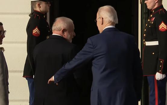 拜登牵巴西第一夫人手走进白宫动作亲密 网友：我希望他们没有把孩子带过去