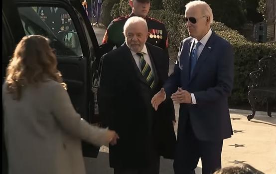 拜登牵巴西第一夫人手走进白宫动作亲密 网友：我希望他们没有把孩子带过去