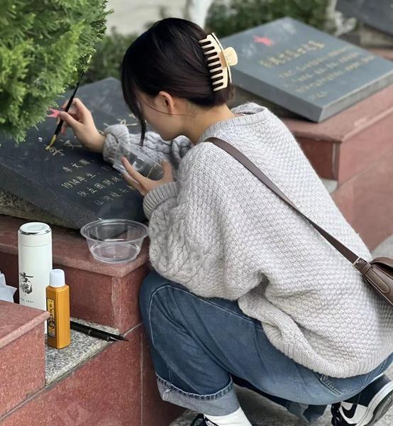 女孩自发给烈士墓碑描金 陵园回应：做的是好事，但方式不妥