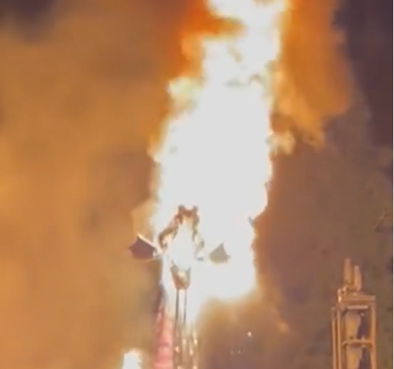 美一迪士尼乐园突发大火 观众却以为是新的“烟火表演” 
