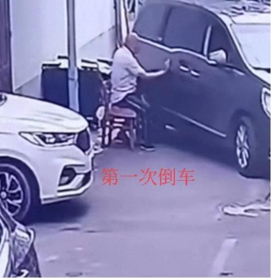 商务车多次贴着8旬老人倒车，最后把老人撞倒后逃逸