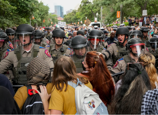 美国多所大学抗议者与警方冲突加剧 外部煽动者搅局风波
