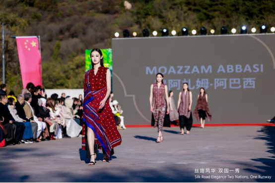 首届中巴时装秀在北京八达岭长城隆重举办