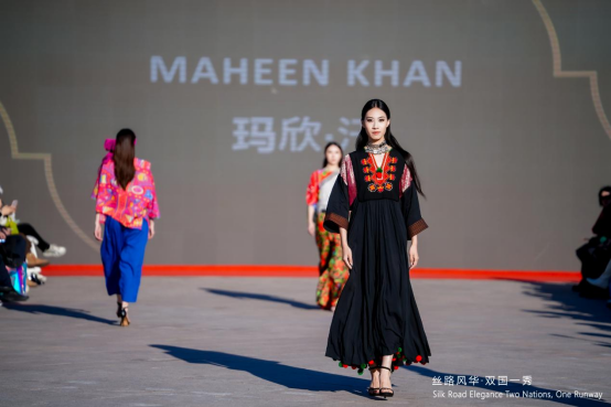 首届中巴时装秀在北京八达岭长城隆重举办