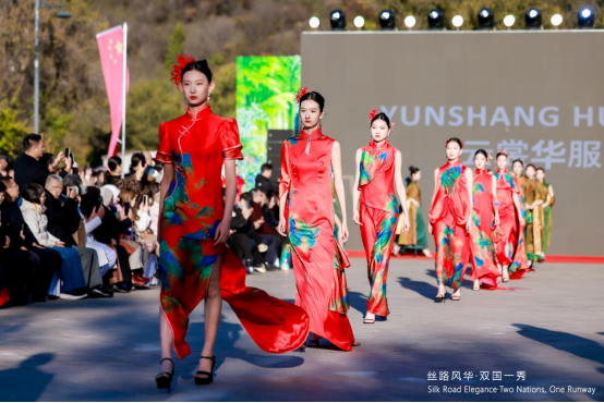 首届中巴时装秀在北京八达岭长城隆重举办