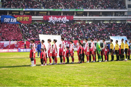 媒体:湘超是一场青春路演 绿茵场上的青春风暴