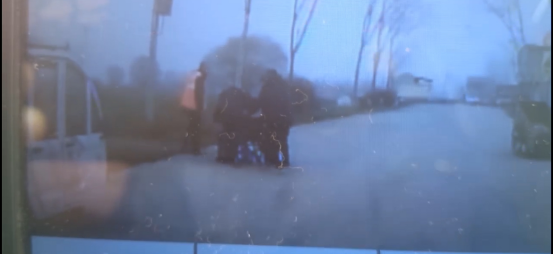 老人坐轮椅摔倒 众人出手相救